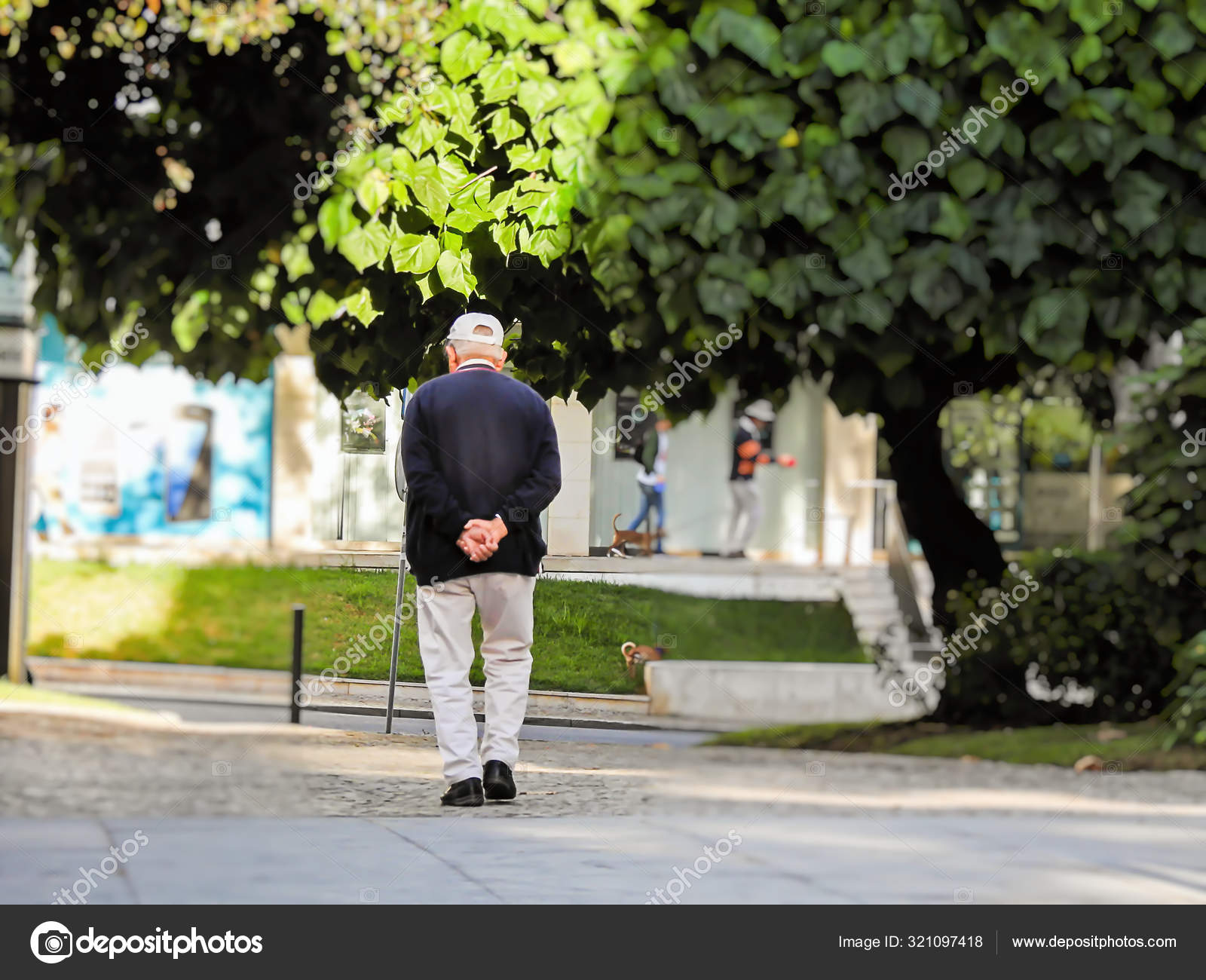 Αν συνηθίζεις να περπατάς με τα χέρια πίσω, οι ψυχολόγοι λένε πως διαθέτεις αυτά τα τρία βασικά χαρακτηριστικά.
