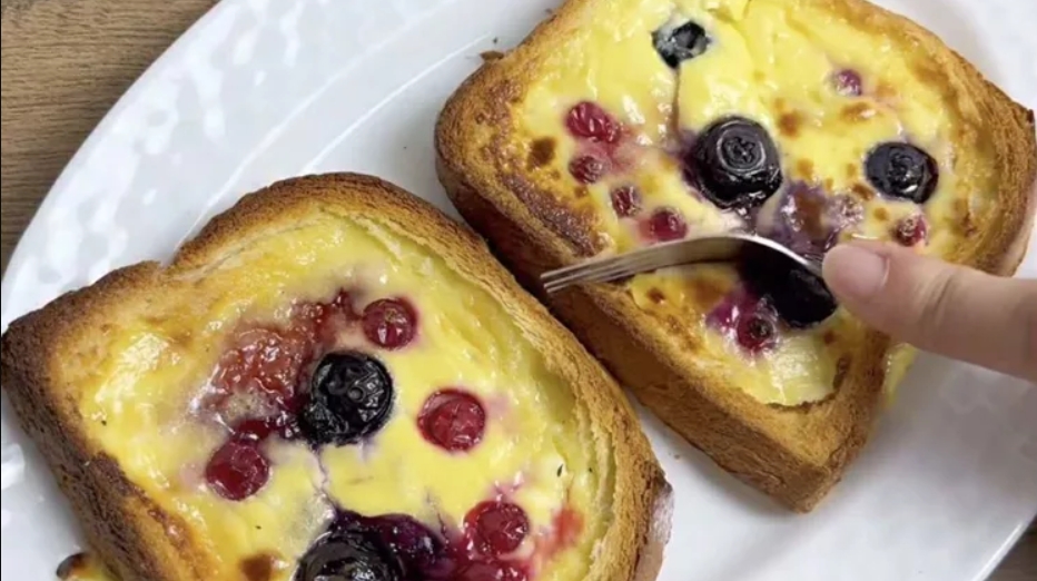 Cheesecake σε χρόνο-ρεκόρ: Τοστάκι με 3 μόνο υλικά Cheesecake σε χρόνο-ρεκόρ: Τοστάκι με 3 μόνο υλικά