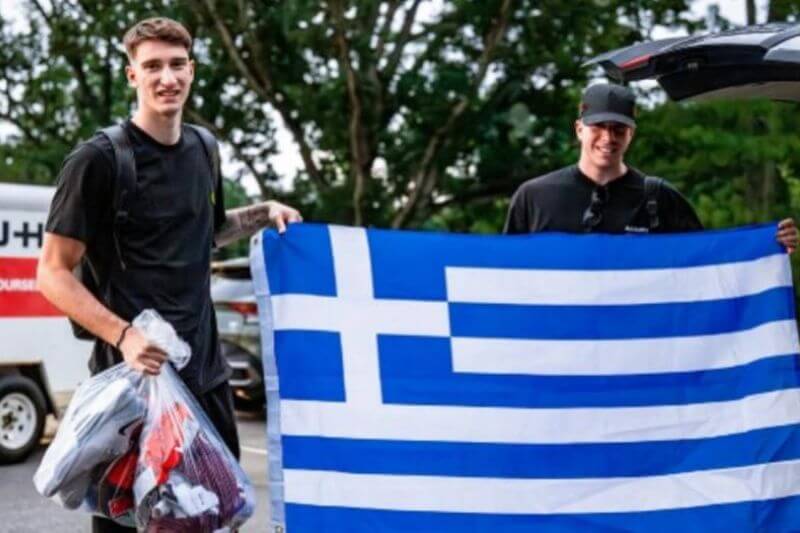 Στις ΗΠΑ ο Νεοκλής Αβδάλας με τον αδερφό του Γιάννο κρατώντας την ελληνική σημαία! Στις ΗΠΑ ο Νεοκλής Αβδάλας με τον αδερφό του Γιάννο κρατώντας την ελληνική σημαία!