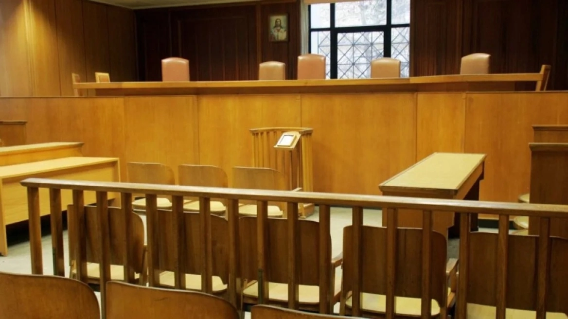 Οι δικηγόροι εκφράζουν την αντίθεσή τους στις τροποποιήσεις για τον διαγωνισμό ασκούμενων και τις προαγωγές στον κλάδο