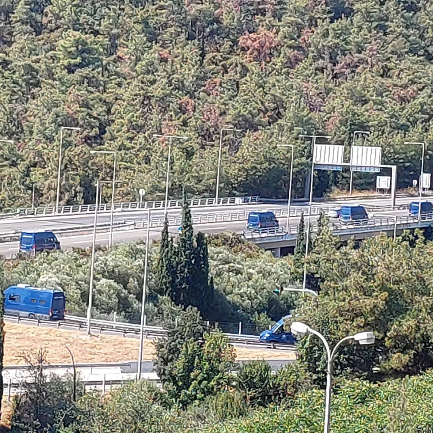 Οι παράτυποι μετανάστες που εντοπίστηκαν στο νέο λιμάνι της Καβάλας μεταφέρθηκαν στη δομή φιλοξενίας κλειστού τύπου στις Σέρρες. Οι παράτυποι μετανάστες που εντοπίστηκαν στο νέο λιμάνι της Καβάλας μεταφέρθηκαν στη δομή φιλοξενίας κλειστού τύπου στις Σέρρες.
