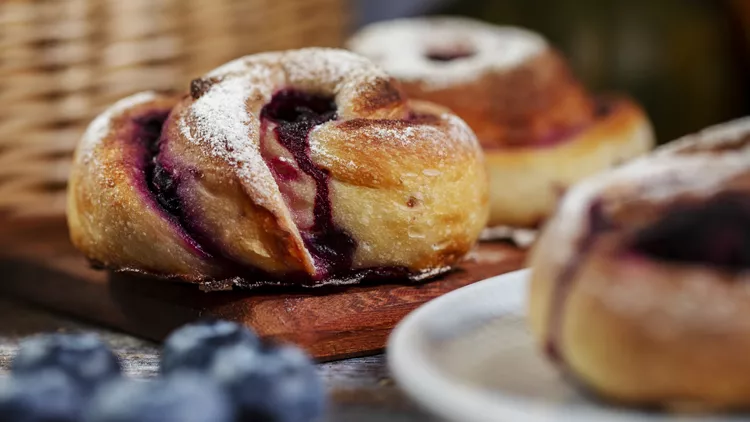 Το απόλυτο καλοκαιρινό γλυκό με blueberries και τυρί κρέμα που αξίζει να (ξανα)ζεστάνεις τον φούρνο, ακόμα και μέσα στον Αύγουστο.