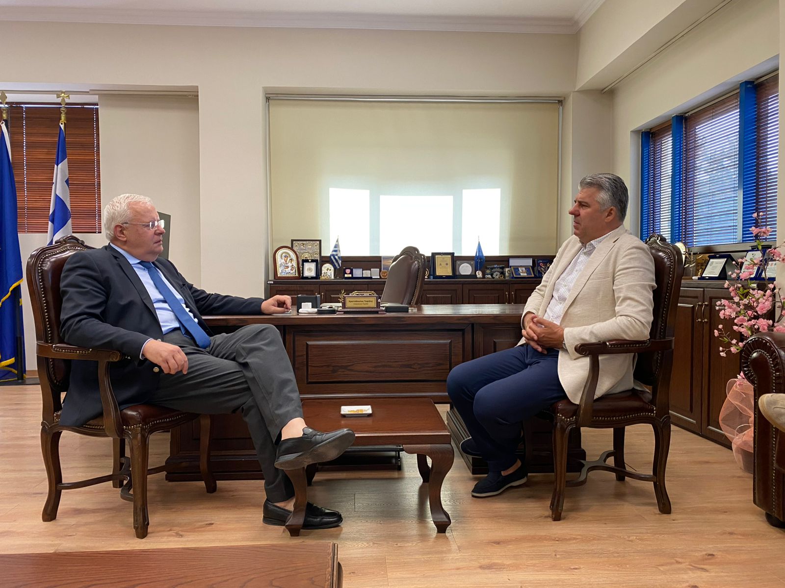 Συνάντηση Ιλχάν Αχμέτ – Χριστόδουλου Τοψίδη στην έδρα της Περιφέρειας ΑΜ-Θ Συνάντηση Ιλχάν Αχμέτ – Χριστόδουλου Τοψίδη στην έδρα της Περιφέρειας ΑΜ-Θ