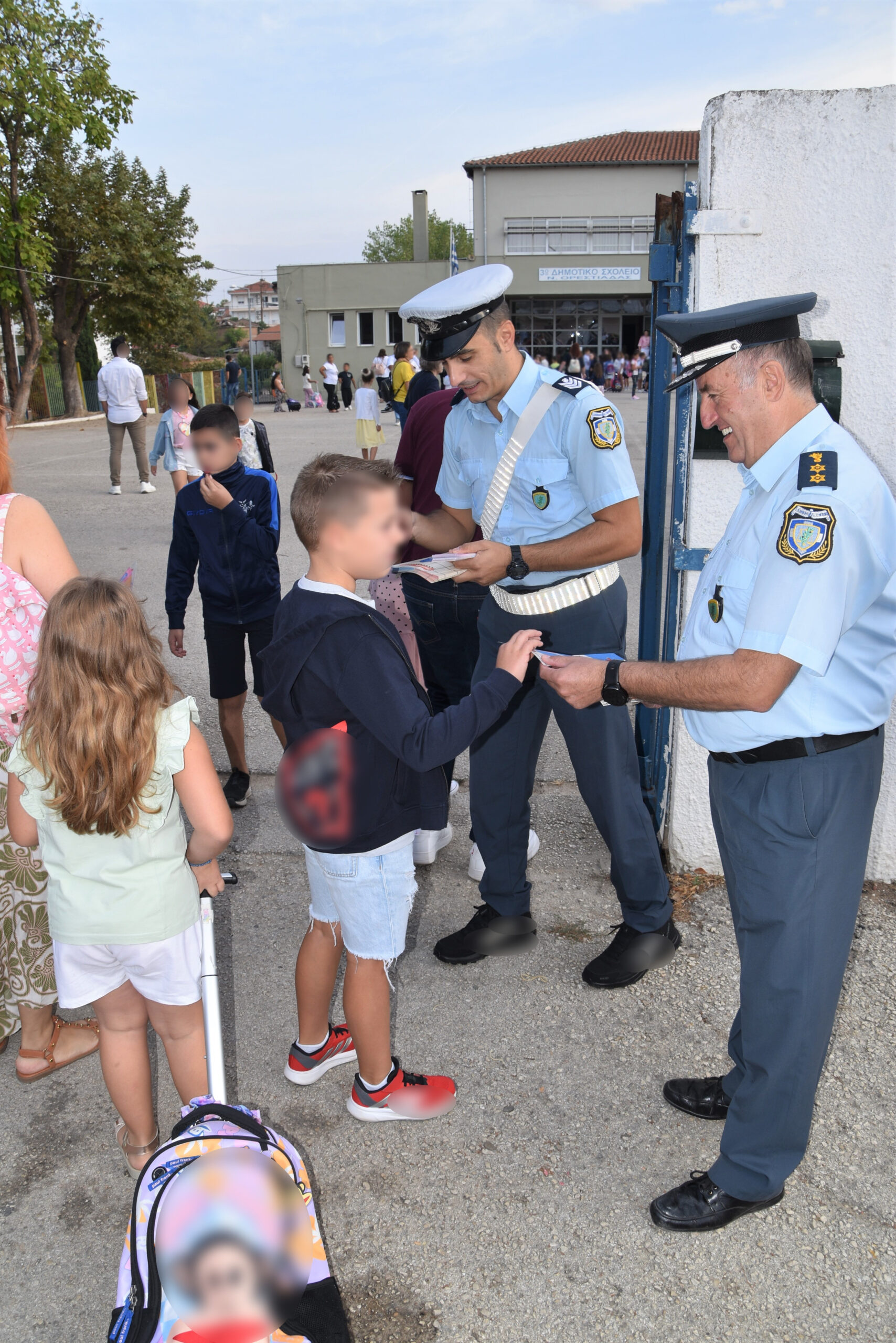Με ευχές για μια καλή σχολική χρονιά αστυνομικοί της ΑΜΘ διένειμαν, για μία ακόμη χρονιά, ενημερωτικό υλικό κυκλοφοριακής αγωγής σε σχολεία, εν όψει της έναρξης της νέας σχολικής περιόδου