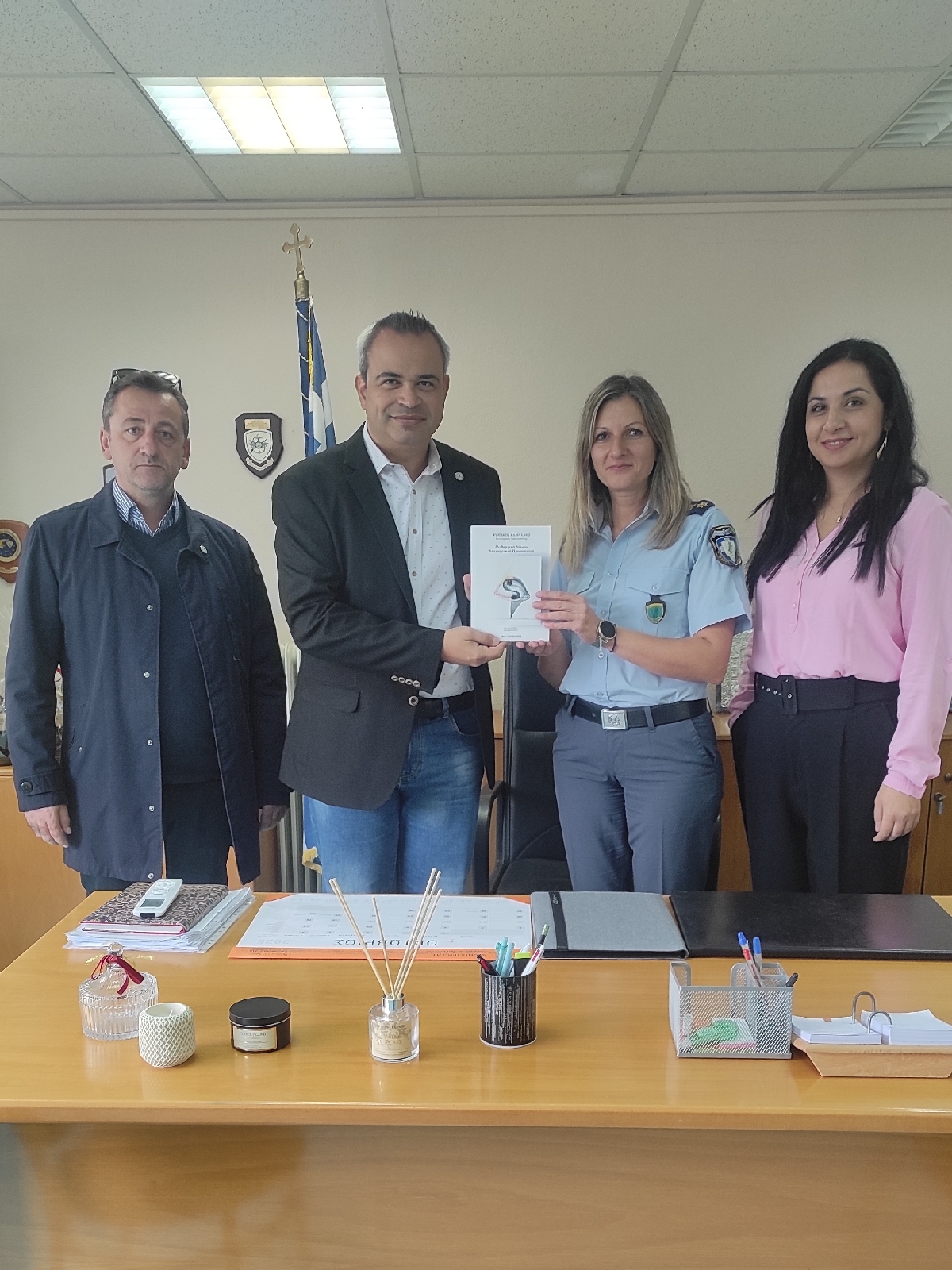 Δωρεά βιβλίου με τίτλο «Πειθαρχικό Δίκαιο Αστυνομικού Προσωπικού» από την Ένωση Αξιωματικών ΕΛ.ΑΣ. ΑΜΘ, στα Τμήματα Δοκίμων Αστυφυλάκων Κομοτηνής, Διδυμοτείχου και Ξάνθης Δωρεά βιβλίου με τίτλο «Πειθαρχικό Δίκαιο Αστυνομικού Προσωπικού» από την Ένωση Αξιωματικών ΕΛ.ΑΣ. ΑΜΘ, στα Τμήματα Δοκίμων Αστυφυλάκων Κομοτηνής, Διδυμοτείχου και Ξάνθης