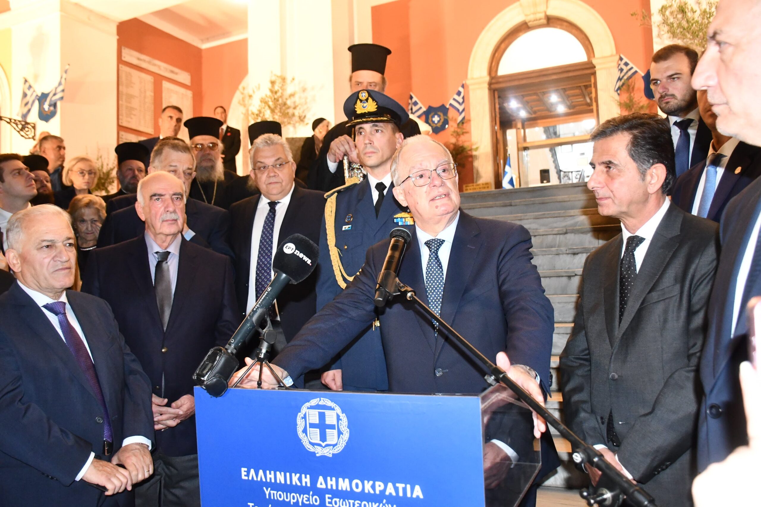 Εγκαινιάστηκε η ΔΙΠΛΗ ΕΚΘΕΣΗ «Ζωντανεύοντας την Ιστορία» από τον Πρόεδρο της Δημοκρατίας, κ. Κωνσταντίνο Αν. Τασούλα