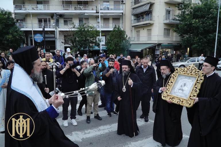 Στη Θεσσαλονίκη για προσκύνηση έφτασε η θαυματουργή εικόνα της Παναγίας Φανερωμένης Βαθυρρύακος, στο πλαίσιο των εορταστικών εκδηλώσεων του Πολιούχου Αγίου Δημητρίου Στη Θεσσαλονίκη για προσκύνηση έφτασε η θαυματουργή εικόνα της Παναγίας Φανερωμένης Βαθυρρύακος, στο πλαίσιο των εορταστικών εκδηλώσεων του Πολιούχου Αγίου Δημητρίου