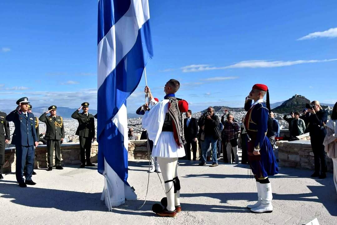 Ένας Θρακιώτης εύζωνας ύψωσε την ελληνική σημαία στην Ακρόπολη κατά τους εορτασμούς απελευθέρωσης της Αθήνας από τα γερμανικά στρατεύματα κατοχής Ένας Θρακιώτης εύζωνας ύψωσε την ελληνική σημαία στην Ακρόπολη κατά τους εορτασμούς απελευθέρωσης της Αθήνας από τα γερμανικά στρατεύματα κατοχής
