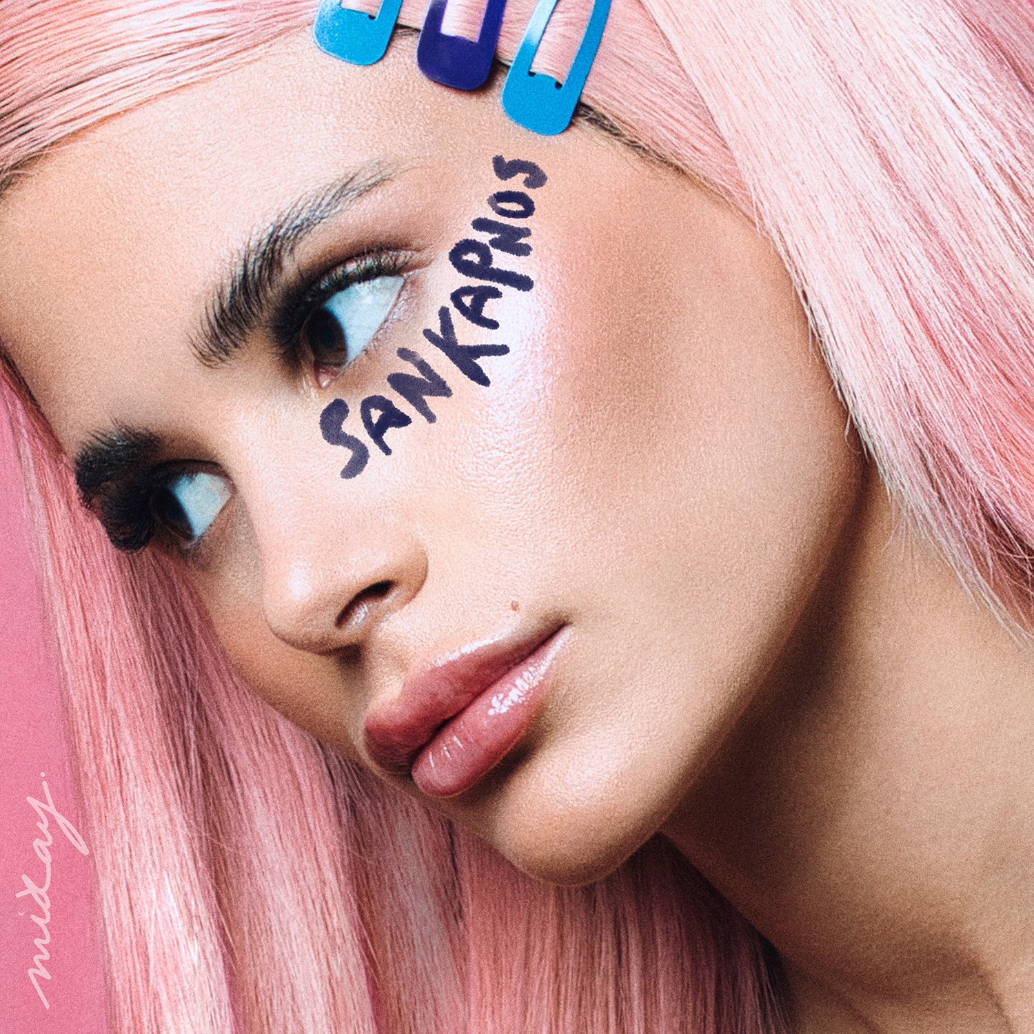 Η Mikay κάνει pure pop και το «Σαν Καπνός» είναι η απόδειξη Η Mikay κάνει pure pop και το «Σαν Καπνός» είναι η απόδειξη