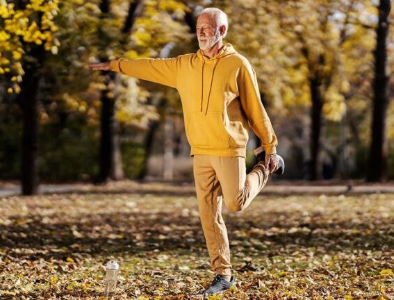 Πόση ώρα μπορούμε να σταθούμε στο ένα πόδι- Το τεστ που αποκαλύπτει τη βιολογική μας  ηλικία