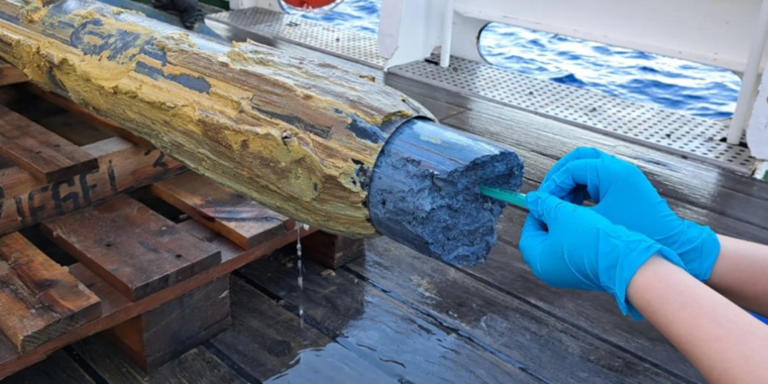 Επιστήμονες ανακαλύπτουν θανατηφόρα μπλε γλίτσα στον πυθμένα του ωκεανού – αλλά περιέχει εκπληκτικά ίχνη ζωής.