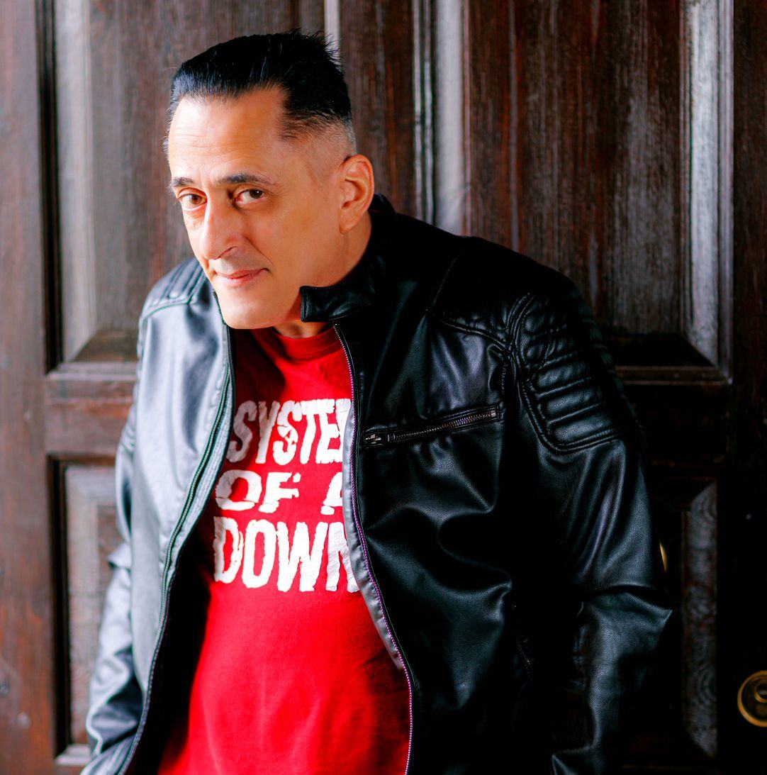 ΔΗΜΗΤΡΗΣ ΛΙΟΛΙΟΣ Βαδίζοντας και τραγουδώντας «Στα Άκρα»!!!