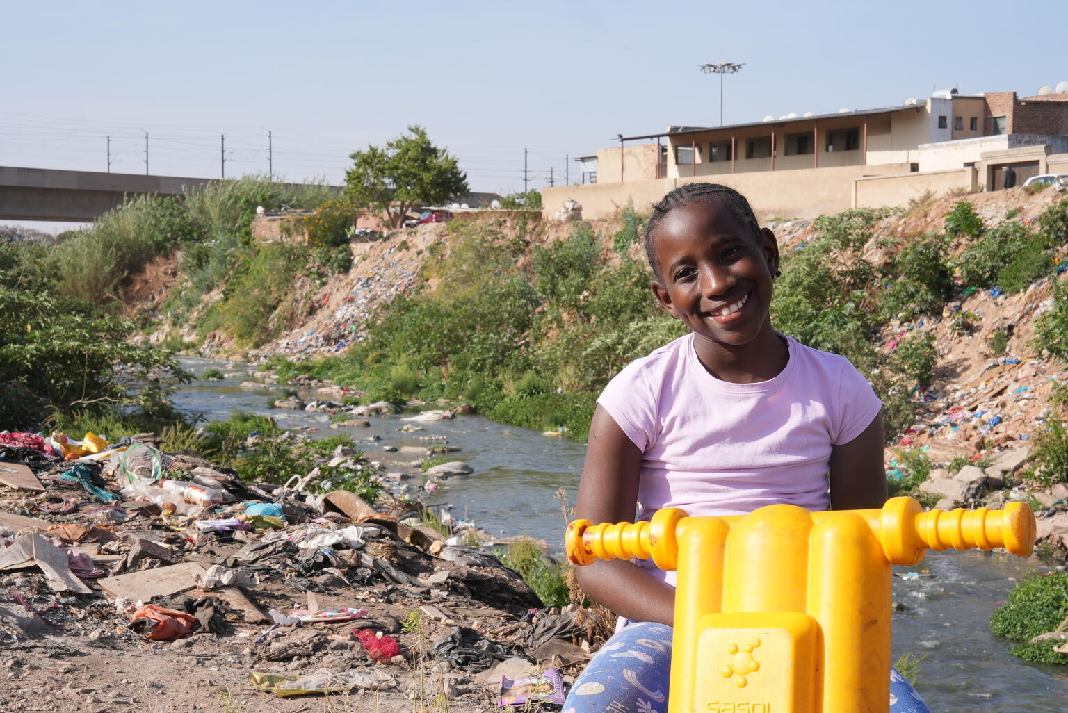Περισσότερα από 400 εκατομμύρια παιδιά σε όλο τον κόσμο ζουν σε συνθήκες φτώχειας, χωρίς να καλύπτουν τουλάχιστον δύο καθημερινές ανάγκες, όπως η διατροφή και η υγιεινή – UNICEF