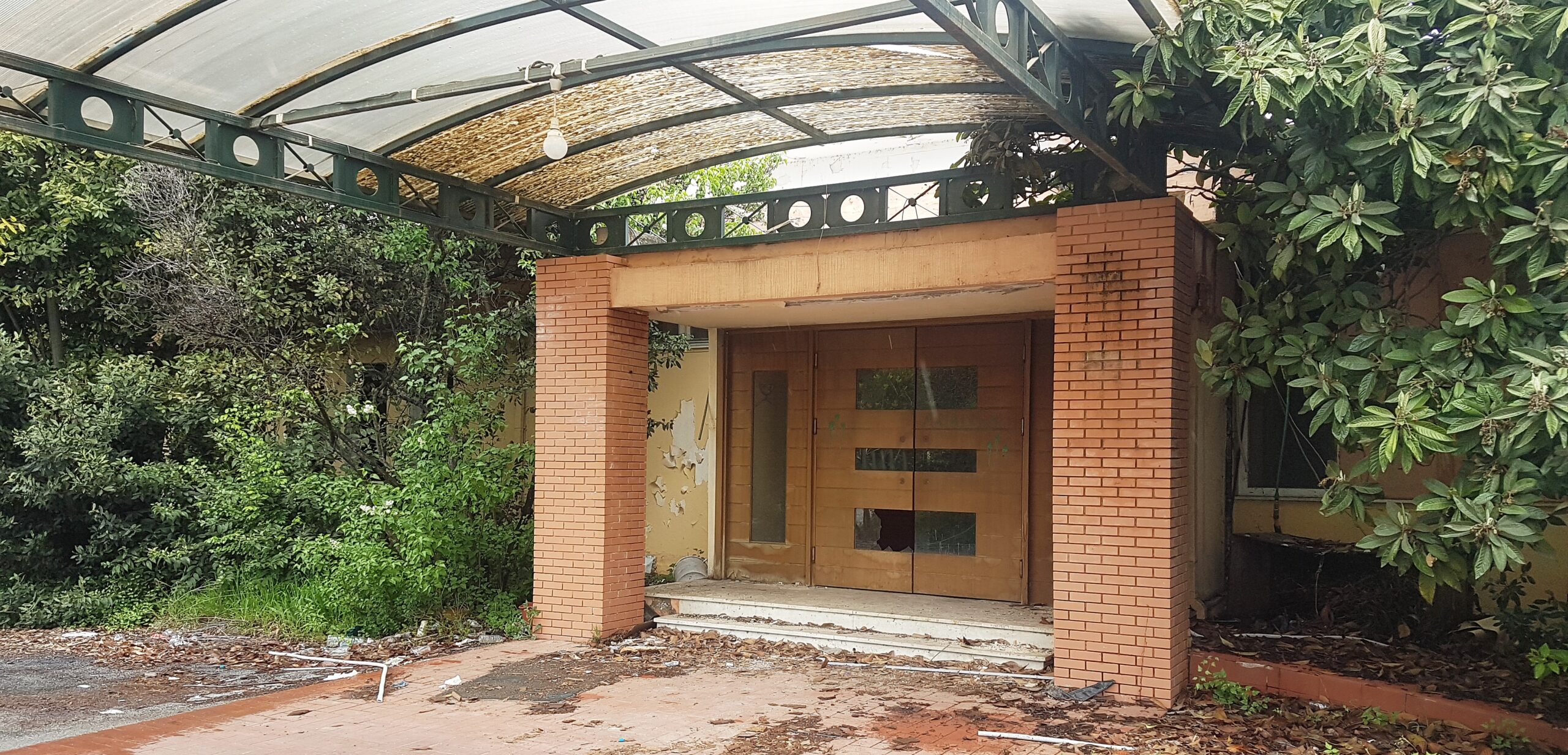 Θα αξιοποιηθεί το ερείπιο ή το οικόπεδο ; Θα αξιοποιηθεί το ερείπιο ή το οικόπεδο ;