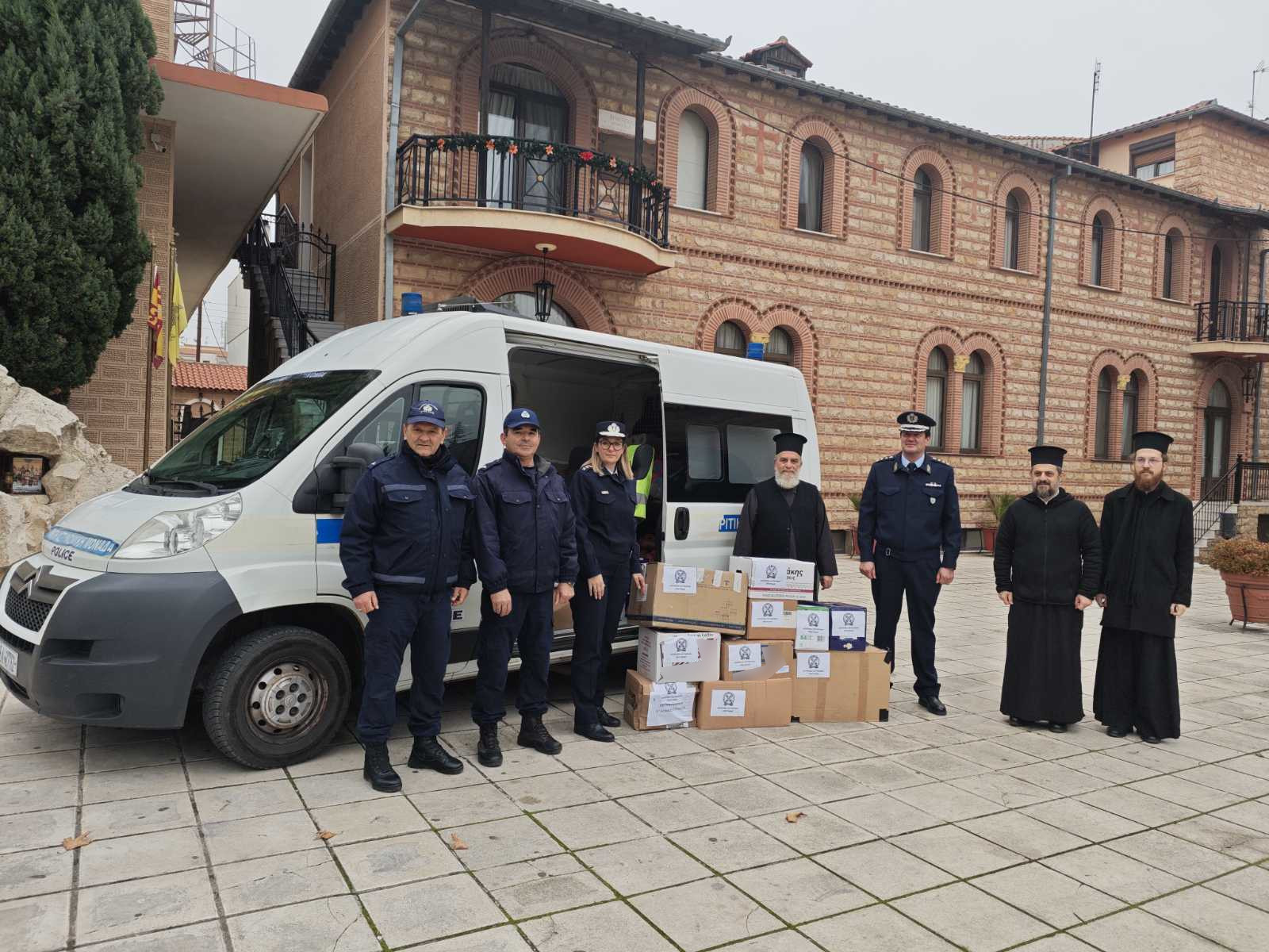 Εθελοντική συγκέντρωση ειδών που προσφέρθηκαν σε διάφορους φορείς από την Γενική Αστυνομική Δ/νση ΑΜΘ (φωτος)