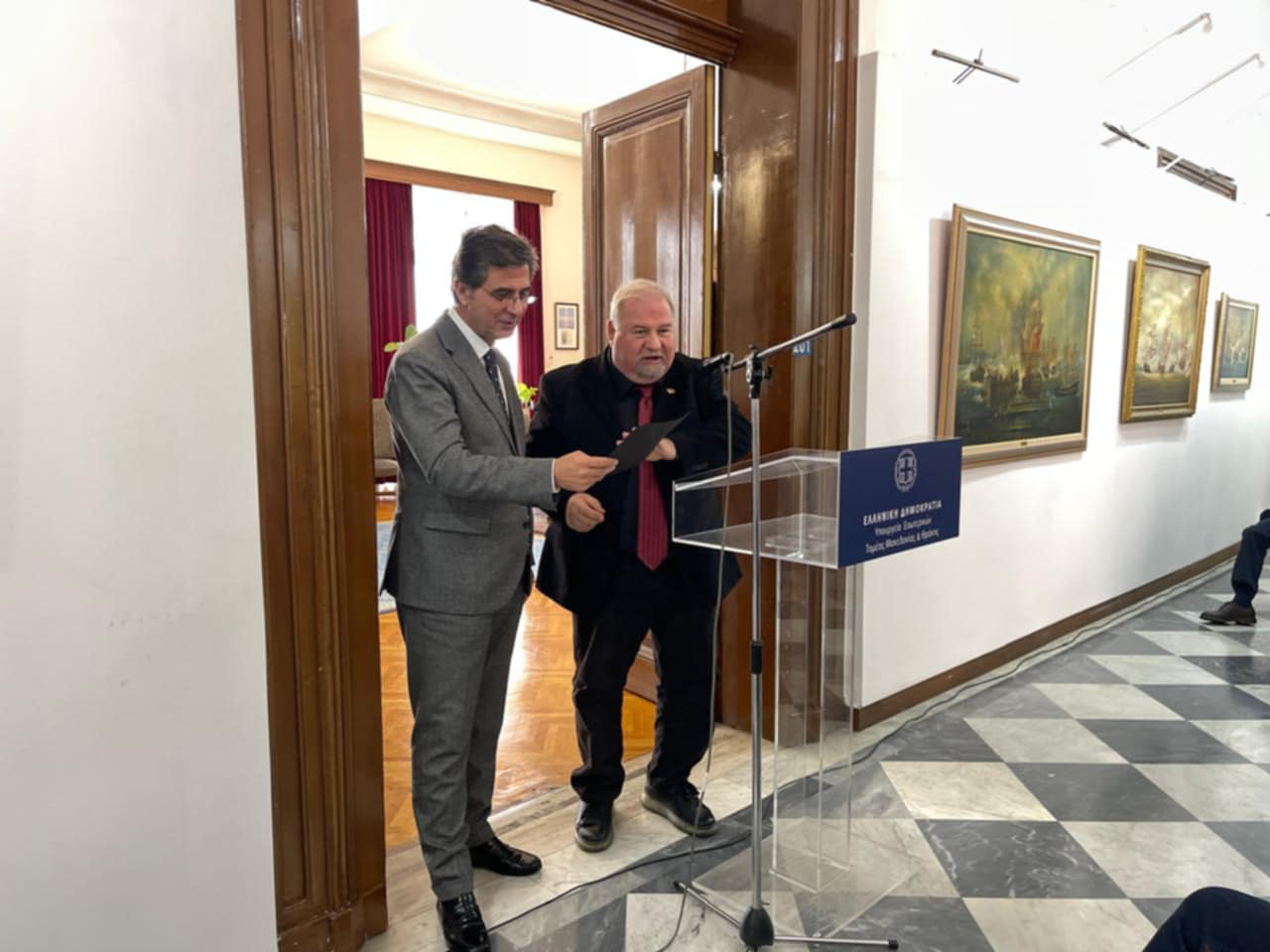 Παρουσιάστηκε το Λεύκωμα “Υπογραφές με Σπαθί” του Πέτρου Κασιμάτη υπό την αιγίδα του ΥΜΑΘ