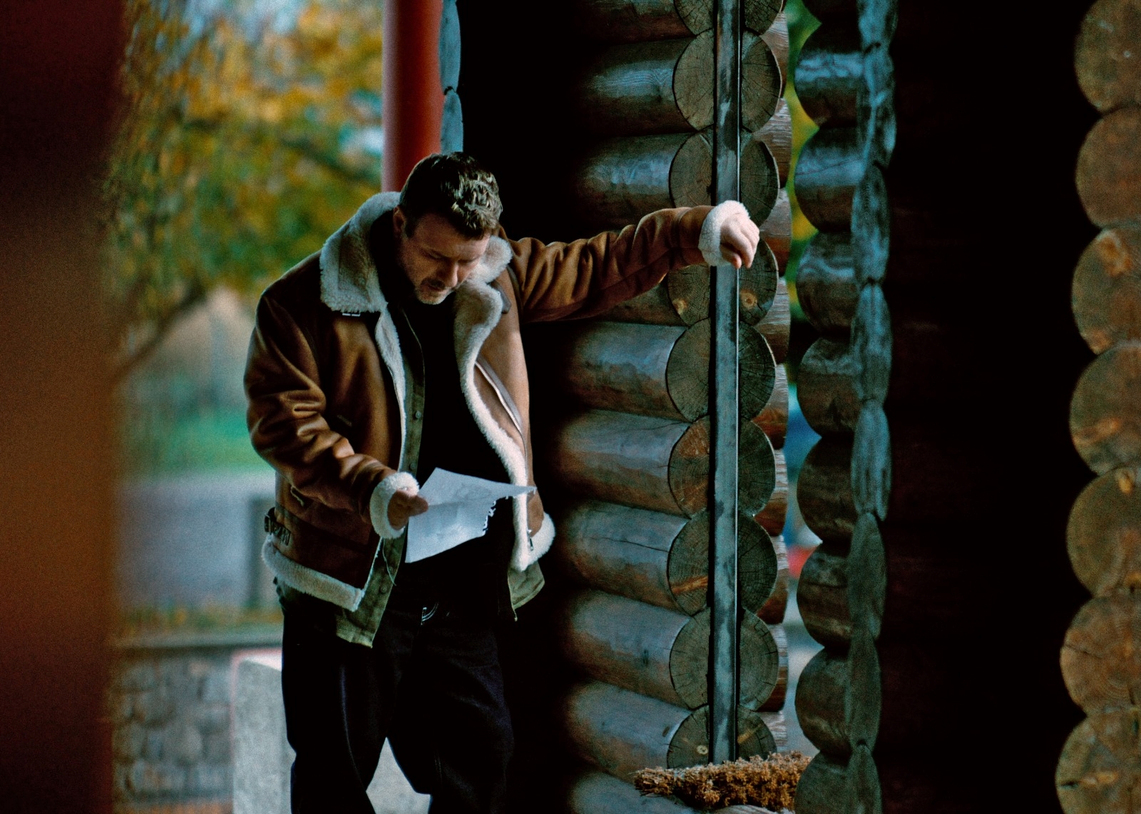 🎥 Ο Γιάννης Πλούταρχος παρουσιάζει το κινηματογραφικής αισθητικής video clip του «Δε Γίνεται»