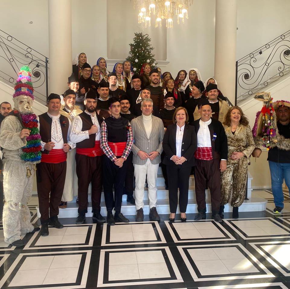 Αλεξανδρούπολη: Πρωτοχρονιάτικα Κάλαντα στον περιφερειάρχη ΑΜΘ, Χριστόδουλο Τοψίδη Αλεξανδρούπολη: Πρωτοχρονιάτικα Κάλαντα στον περιφερειάρχη ΑΜΘ, Χριστόδουλο Τοψίδη