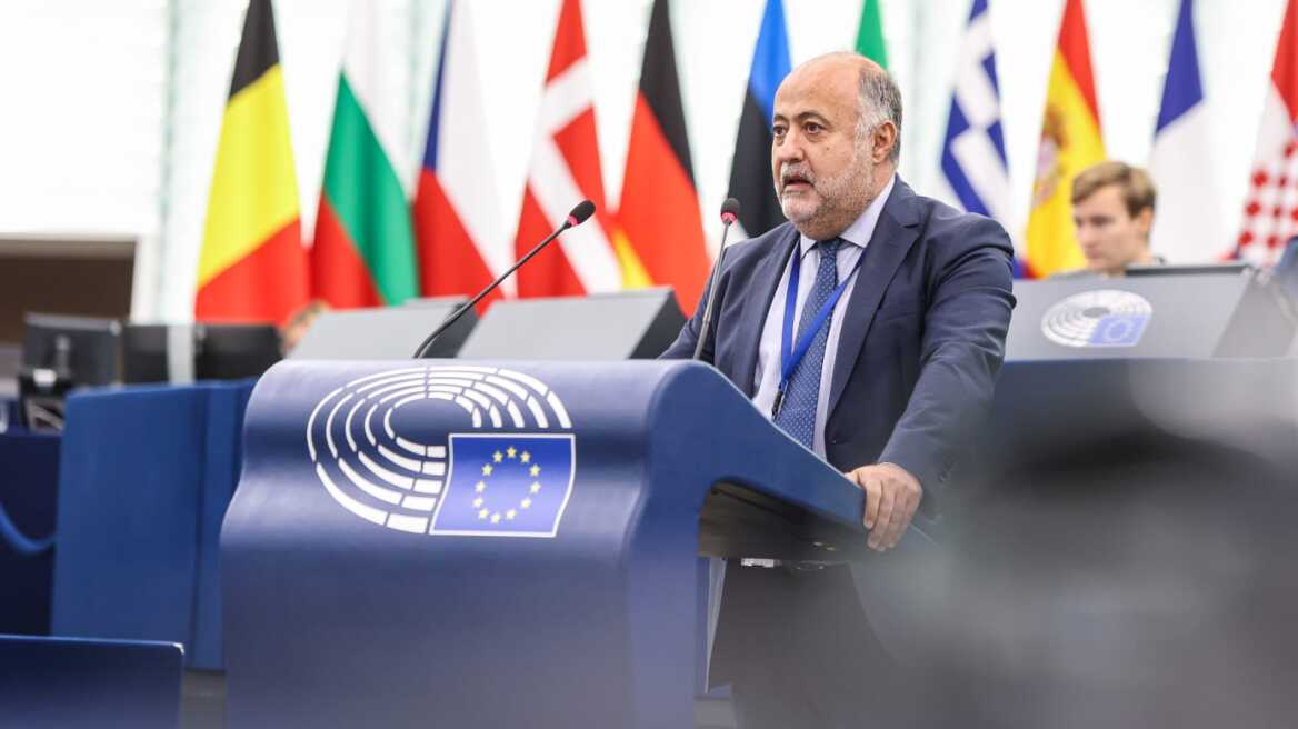 Δημήτρης Τσιόδρας για προστασία καταναλωτών: Αυστηρά μέτρα για αθέμιτες πρακτικές, επικίνδυνα πακέτα από πλατφόρμες και άλλες τιμές για ίδια προϊόντα στην ΕΕ