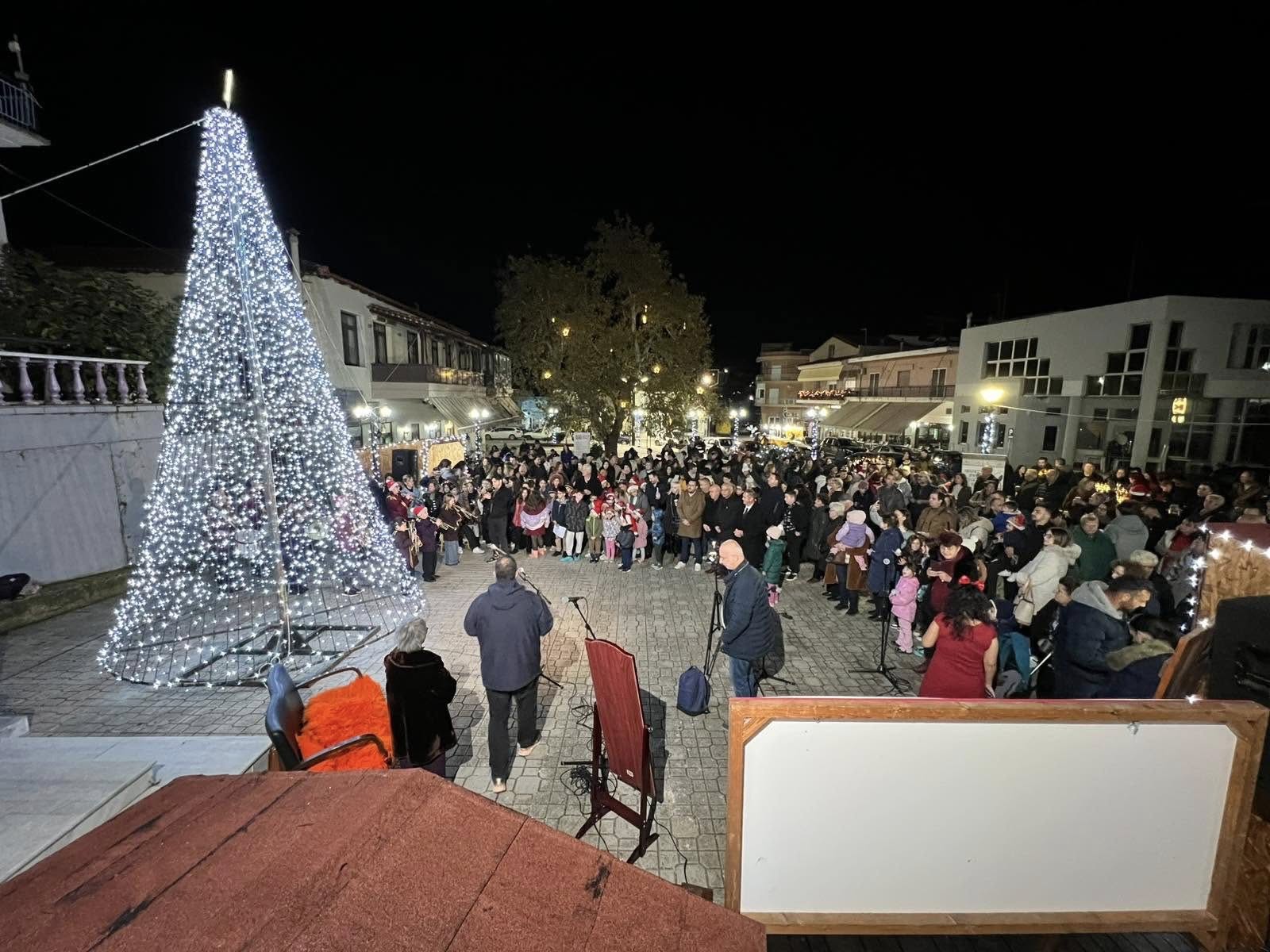 Δήμος Μαρώνειας- Σαπών: Φωταγώγηση του Χριστουγεννιάτικου Δένδρου στην πλατεία Ξυλαγανής (φωτος) Δήμος Μαρώνειας- Σαπών: Φωταγώγηση του Χριστουγεννιάτικου Δένδρου στην πλατεία Ξυλαγανής (φωτος)