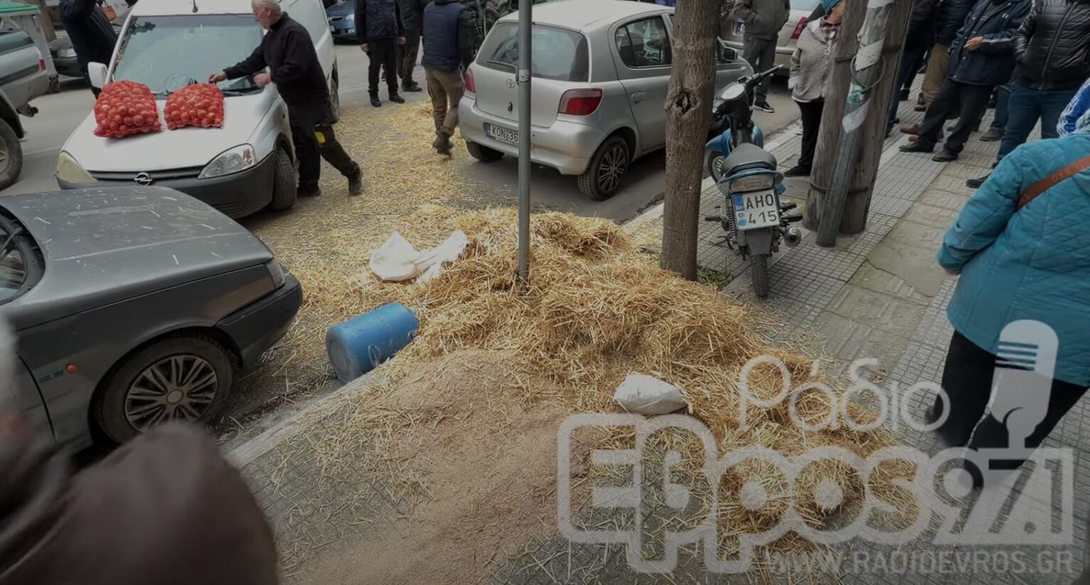 Έριξαν σανό στα βουλευτικά γραφεία του Έβρου οι αγρότες