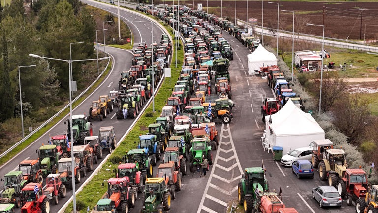Συνεχίζεται ο ανυποχώρητος αγώνας στα μπλόκα αποφασισμένοι και ενωμένοι (βίντεο)