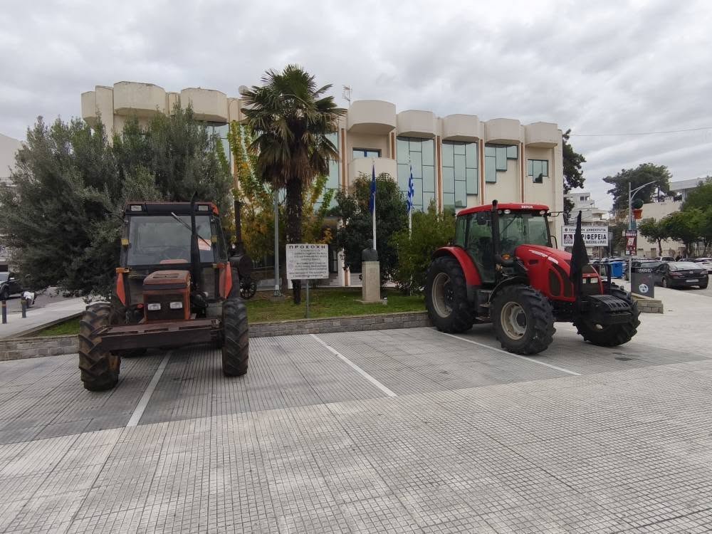 Κομοτηνή: “Ή μαζί μας ή παραιτήσου” είναι το σύνθημα των αγροτών που πάρκαραν συμβολικά τα τρακτέρ τους έξω από την ΠΑΜΘ και τα γραφεία βουλευτών της Ροδόπης