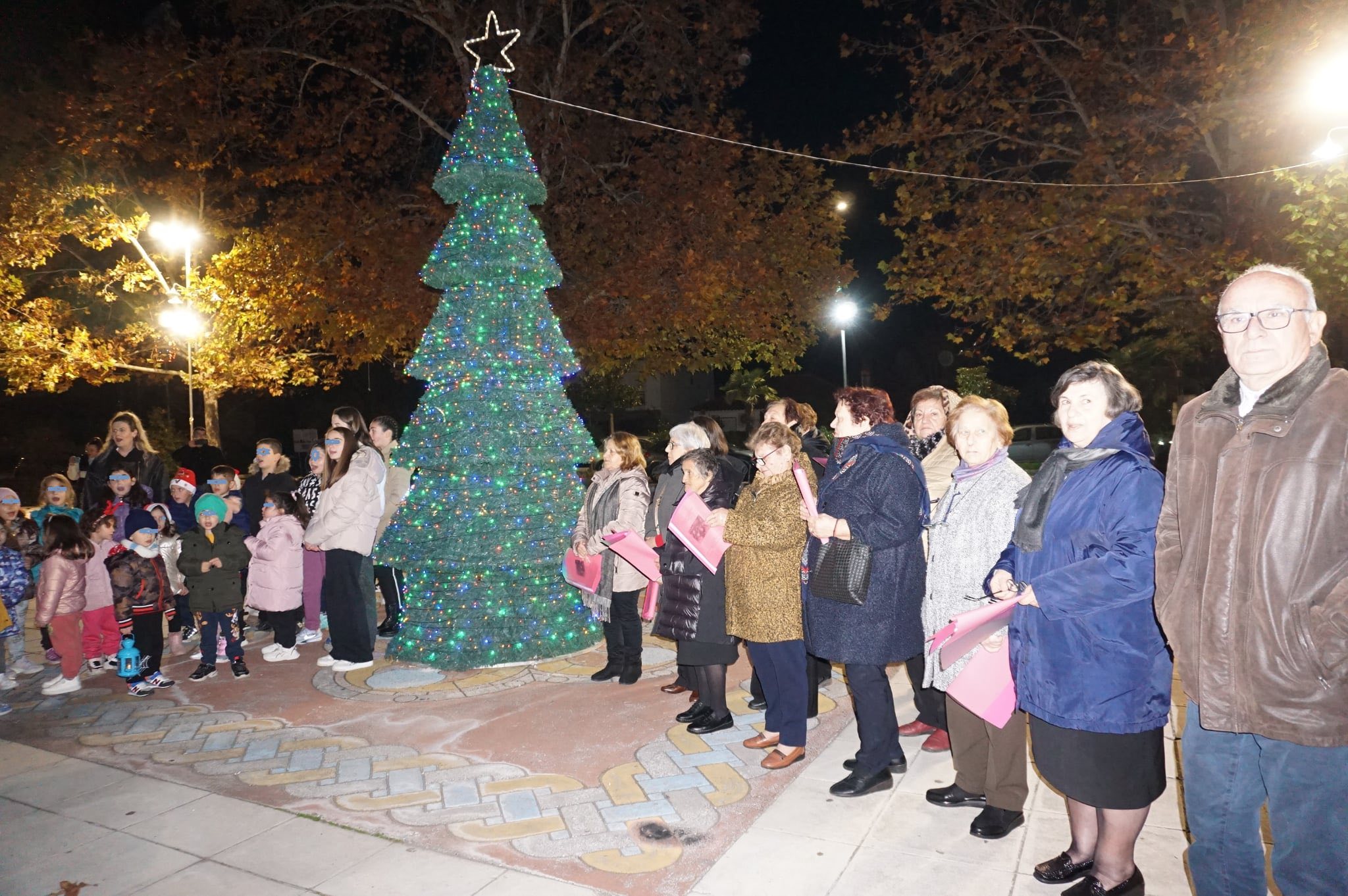 Δήμος Κομοτηνής: Φωταγώγηση Χριστουγεννιάτικου Δένδρου στον οικισμό Αιγείρου (φωτος) Δήμος Κομοτηνής: Φωταγώγηση Χριστουγεννιάτικου Δένδρου στον οικισμό Αιγείρου (φωτος)