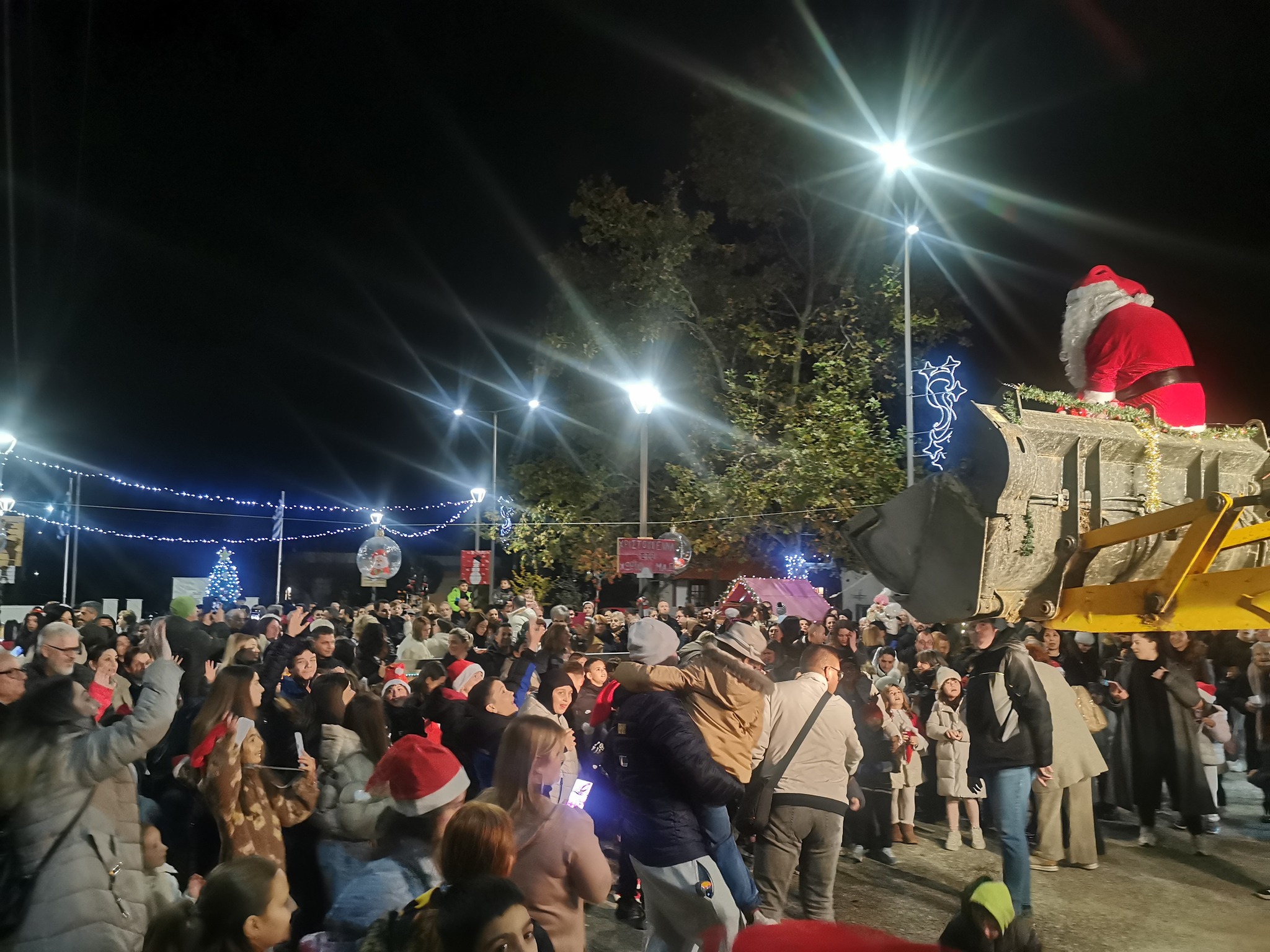 Ροδίτης Κομοτηνής: Εκδήλωση φωταγώγησης Χριστουγεννιάτικου Δένδρου- Πάνω σε Jcb έφτασε ο Άγιος Βασίλης στην πλατεία του χωριού! (φωτος) Ροδίτης Κομοτηνής: Εκδήλωση φωταγώγησης Χριστουγεννιάτικου Δένδρου- Πάνω σε Jcb έφτασε ο Άγιος Βασίλης στην πλατεία του χωριού! (φωτος)