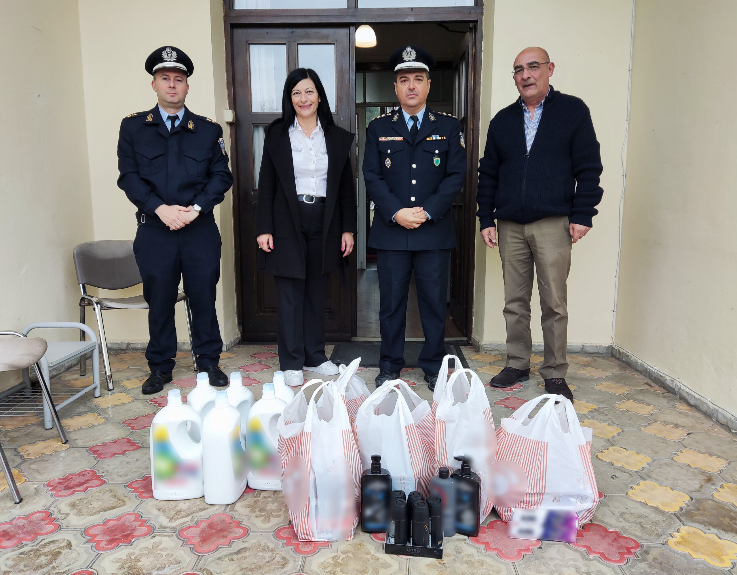 Οι Αστυνομικές Υπηρεσίες στην Ανατολική Μακεδονία και τη Θράκη πραγματοποίησαν εθελοντική συγκέντρωση διαφόρων ειδών τα οποία προσφέρθηκαν σε διάφορους φορείς και ιδρύματα στο πλαίσιο των εορτών των Χριστουγέννων και του Νέου Έτους