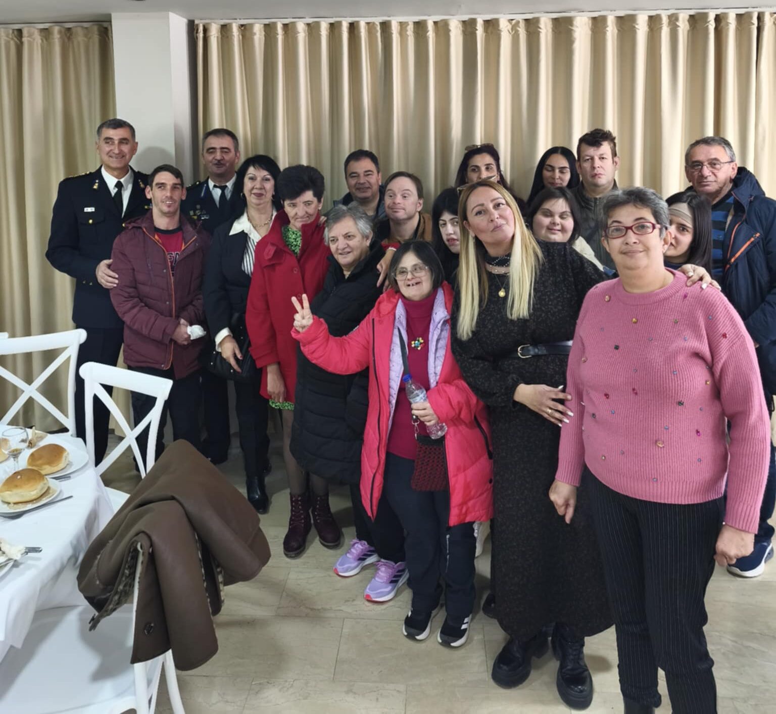 Ωφελούμενοι του Συλλόγου “αξίΖΩ” παραβρέθηκαν σε δεξίωση του Πυροσβεστικού Σώματος Κομοτηνής Ωφελούμενοι του Συλλόγου “αξίΖΩ” παραβρέθηκαν σε δεξίωση του Πυροσβεστικού Σώματος Κομοτηνής