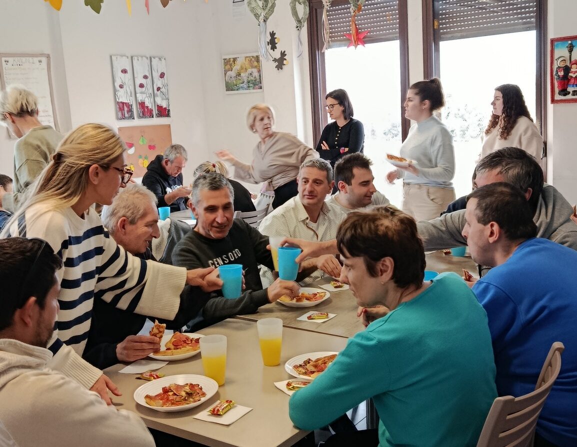 Xριστουγεννιάτικη γιορτή για τους ωφελούμενους και το προσωπικό του Συλλόγου Μέριμνας Ατόμων με Αναπηρία Ν. Ροδόπης “αξίΖΩ”