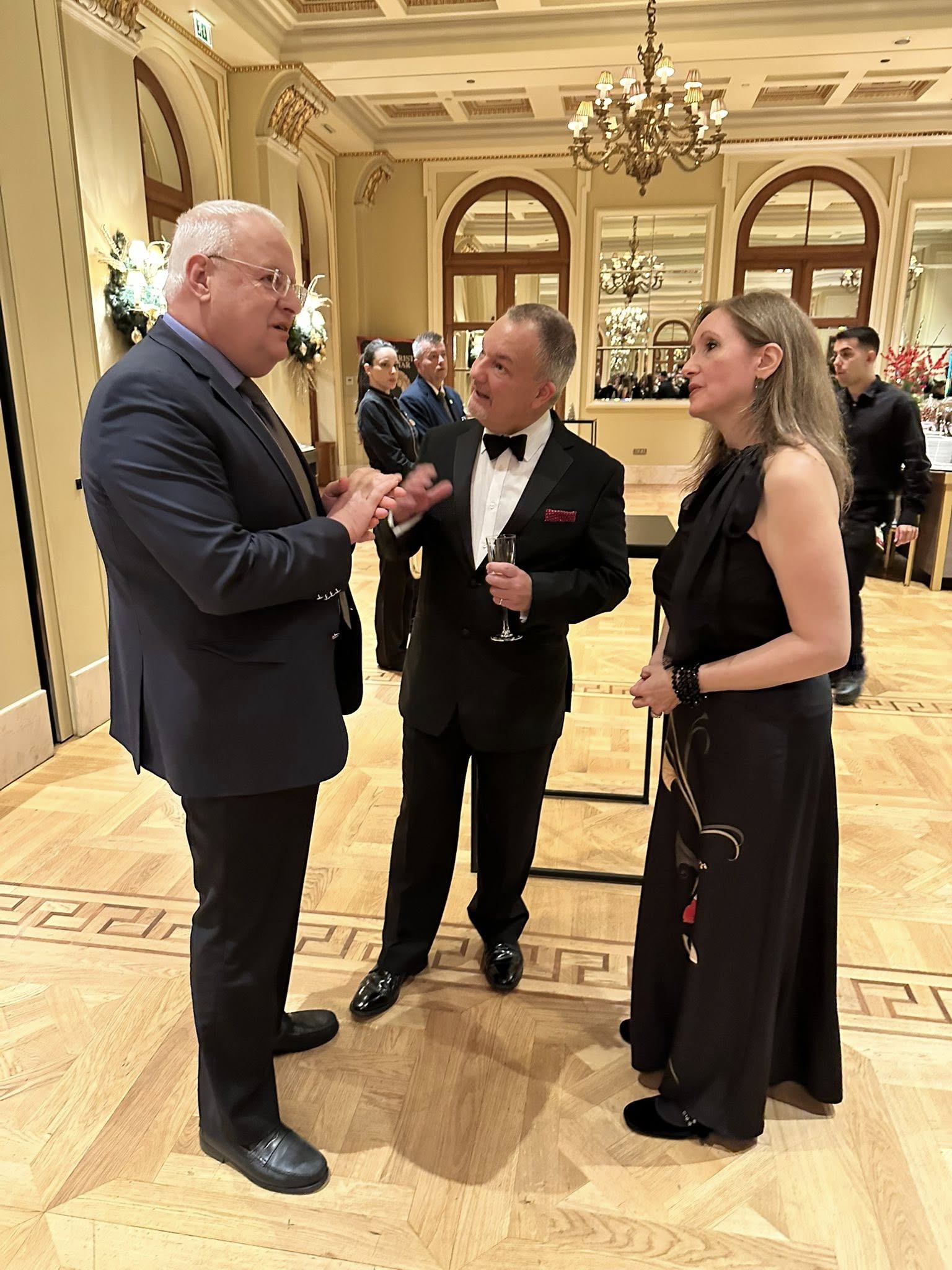 Στην Χριστουγεννιάτικη δεξίωση του Άγγλου Πρέσβη στην Αθήνα παραβρέθηκε ως επίσημος καλεσμένος ο Ιλχάν Αχμέτ