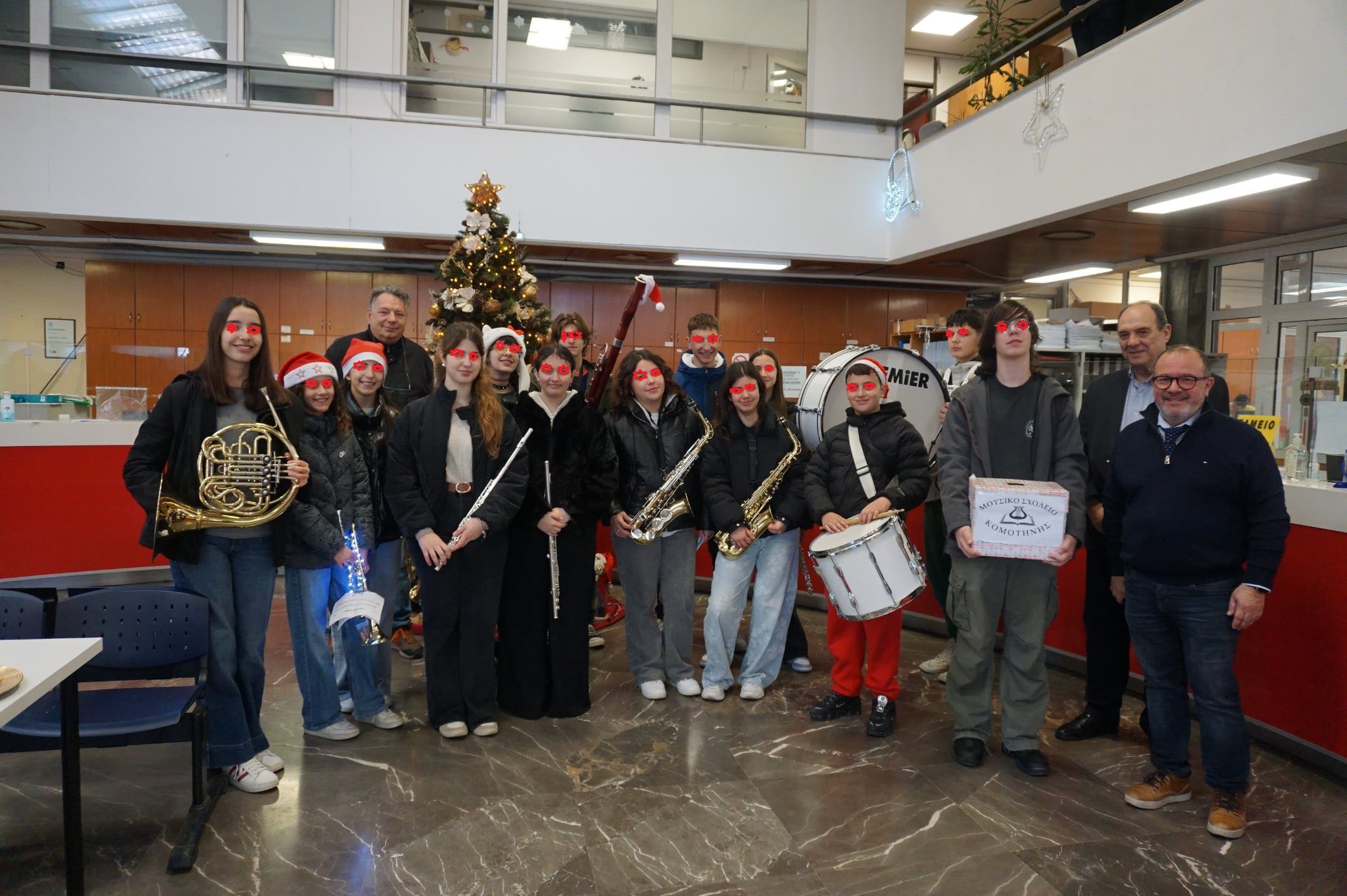 Κομοτηνή: Κάλαντα στο Δημαρχείο έψαλλαν παιδιά παιδικών σταθμών και σχολείων, καθώς και η Χορωδία Δημοτικών Υπαλλήλων Ροδόπης