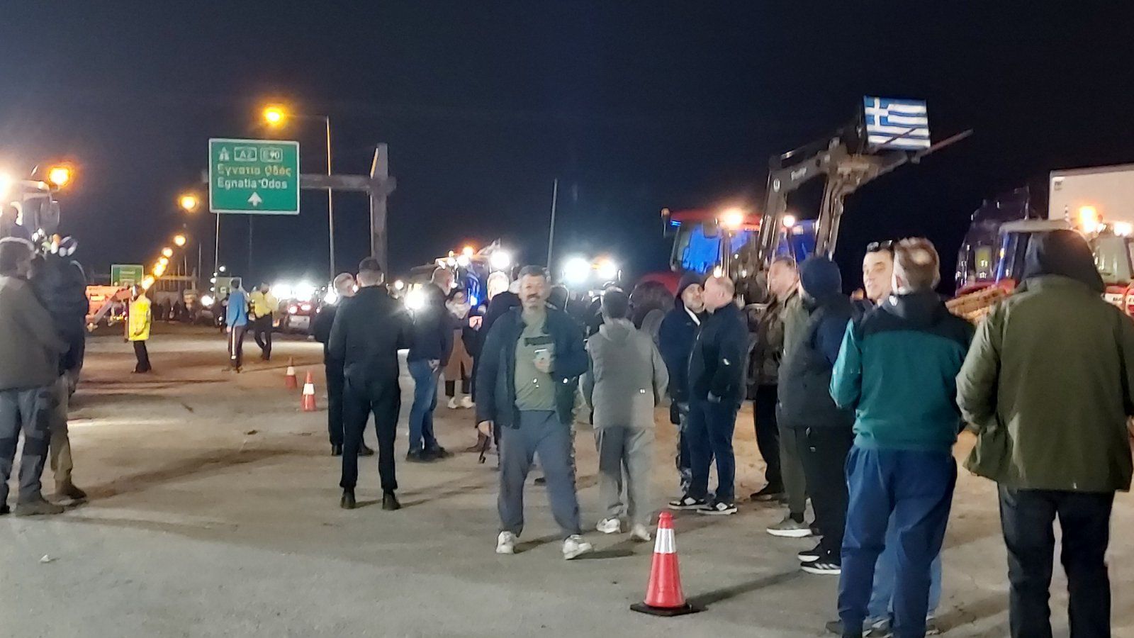 Από το τελωνείο των Κήπων έως τον κόμβο Αρδανίου τα σταθμευμένα φορτηγά, λόγω των αγροτικών κινητοποιήσεων Από το τελωνείο των Κήπων έως τον κόμβο Αρδανίου τα σταθμευμένα φορτηγά, λόγω των αγροτικών κινητοποιήσεων