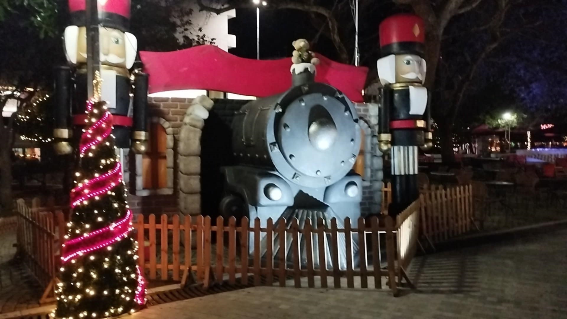 Η Χριστουγεννιάτικη λάμψη ξαναχτυπά την πόρτα της Κομοτηνής ! Η Χριστουγεννιάτικη λάμψη ξαναχτυπά την πόρτα της Κομοτηνής !