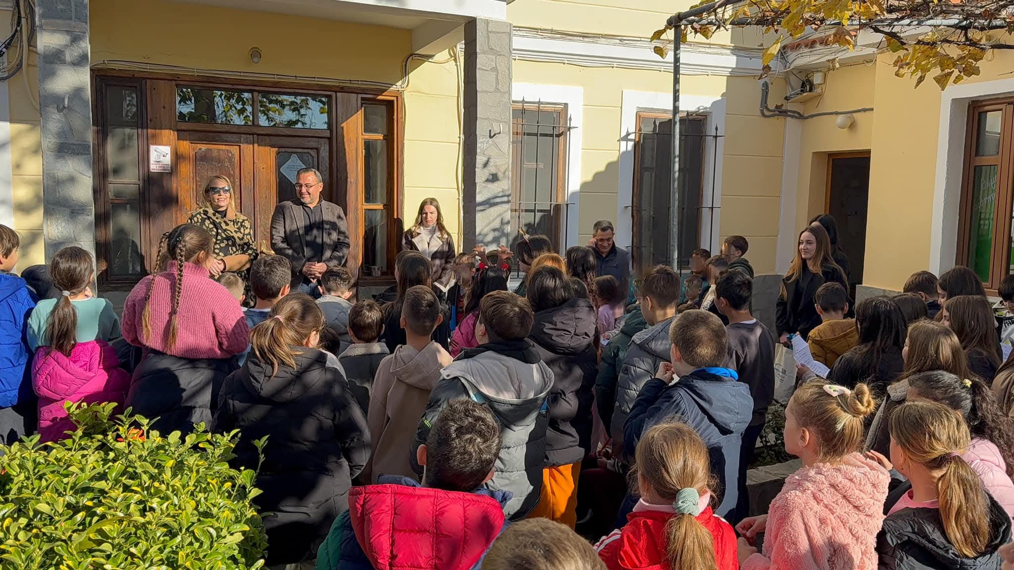 Κάλαντα από τους μαθητές του Διαπολιτισμικού Δημοτικού Σχολείου Ιάσμου