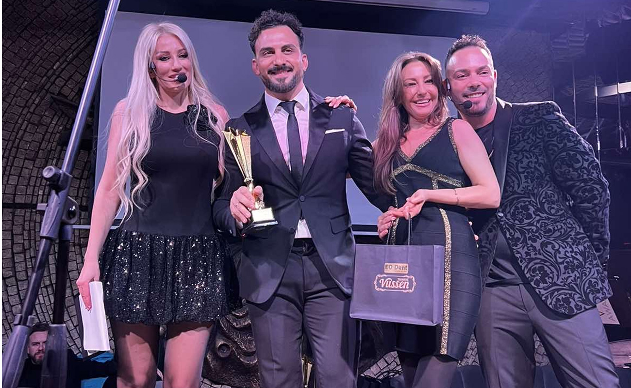 Ο Έλληνας τραγουδιστής που «σαρώνει» τα βραβεία στο εξωτερικό !