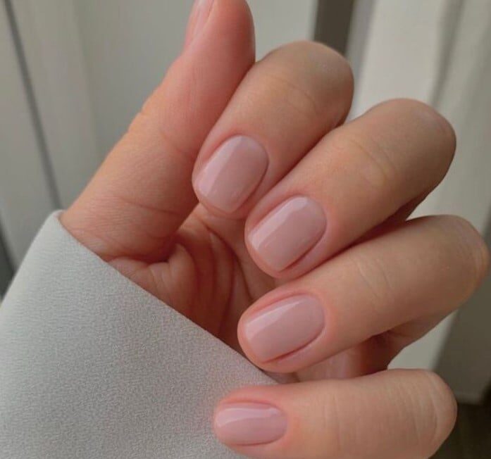 Κοντά νύχια: Ποια είναι τα πιο chic σχέδια που  τα κάνουν να φαίνονται πιο ωραία από ποτέ!