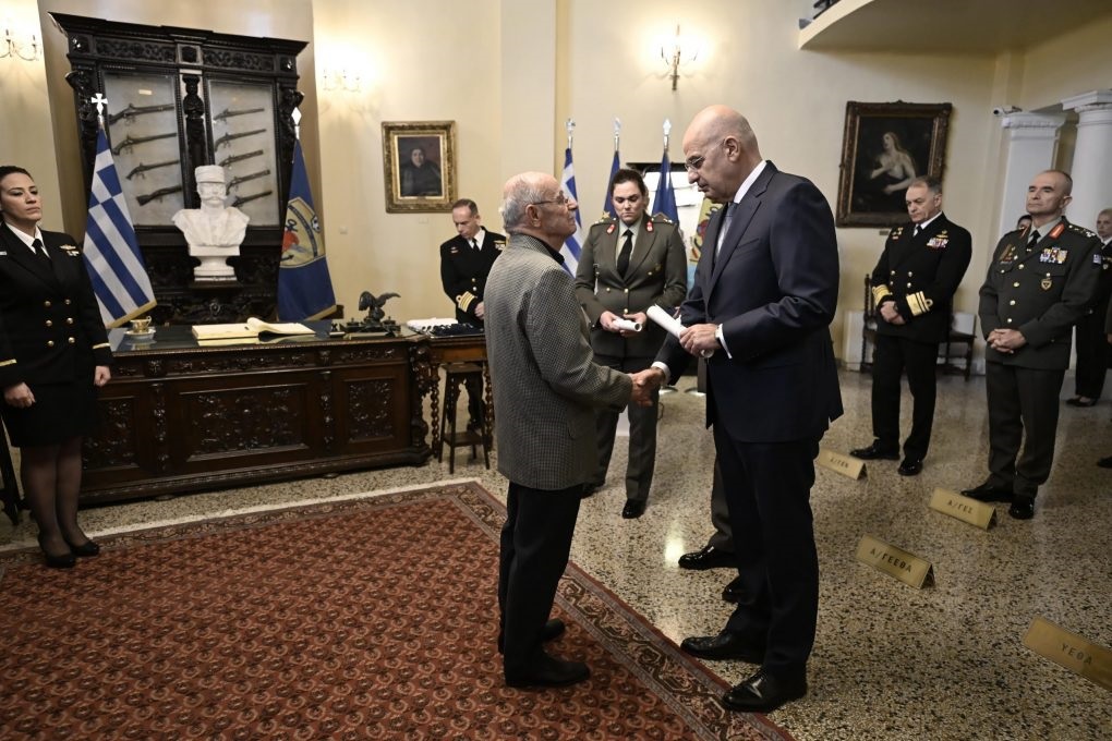 Παρουσία ΥΕΘΑ στην τελετή απονομής Μεταλλίου στα στελέχη των Ενόπλων Δυνάμεων της αποστολής στη Λιβύη (Ανάμεσα τους και η Υποναύαρχο (ΥΝ) Γλυκερία Μεμεκίδου)