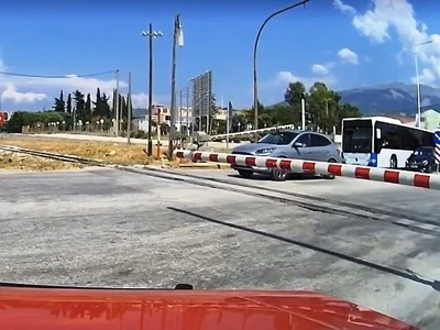Θεσσαλονίκη: Στιγμές τρόμου για ένα λεωφορείο που πέρασε με κόκκινο σε σιδηροδρομική διάβαση ενώ ερχόταν τρένο, σπάζοντας την μπάρα! Θεσσαλονίκη: Στιγμές τρόμου για ένα λεωφορείο που πέρασε με κόκκινο σε σιδηροδρομική διάβαση ενώ ερχόταν τρένο, σπάζοντας την μπάρα!