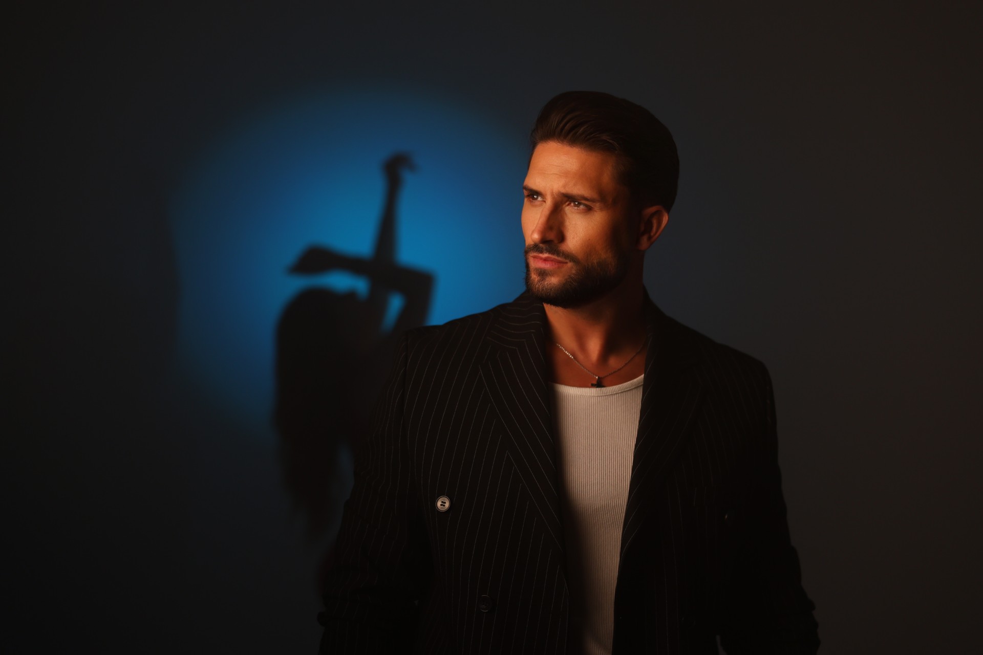 Ο Κωνσταντίνος Παρασκευάς μας ρίχνει… “Στα Πατώματα” με το νέο του τραγούδι !