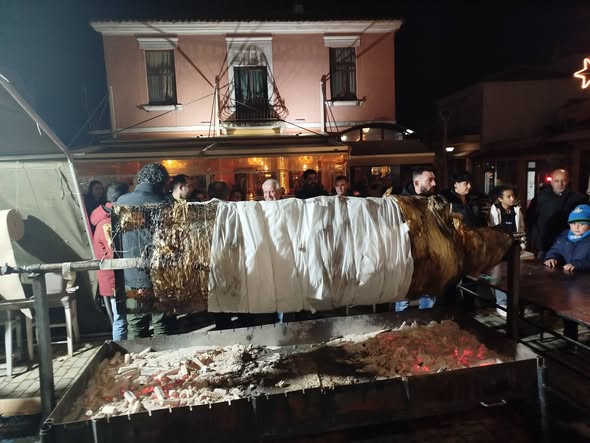 Έβρος: Στήθηκε και φέτος η μεγαλύτερη σούβλα της χρονιάς στις Φέρρες (φωτος) Έβρος: Στήθηκε και φέτος η μεγαλύτερη σούβλα της χρονιάς στις Φέρρες (φωτος)