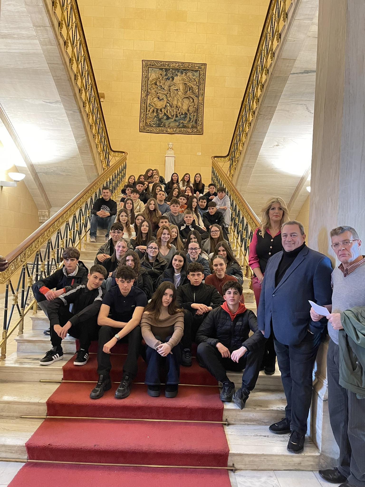 Ο ΕΥΡΙΠΙΔΗΣ ΣΤΥΛΙΑΝΙΔΗΣ υποδέχθηκε στη ΒΟΥΛΗ των ΕΛΛΗΝΩΝ το 2ο ΓΥΜΝΑΣΙΟ ΚΟΜΟΤΗΝΗΣ