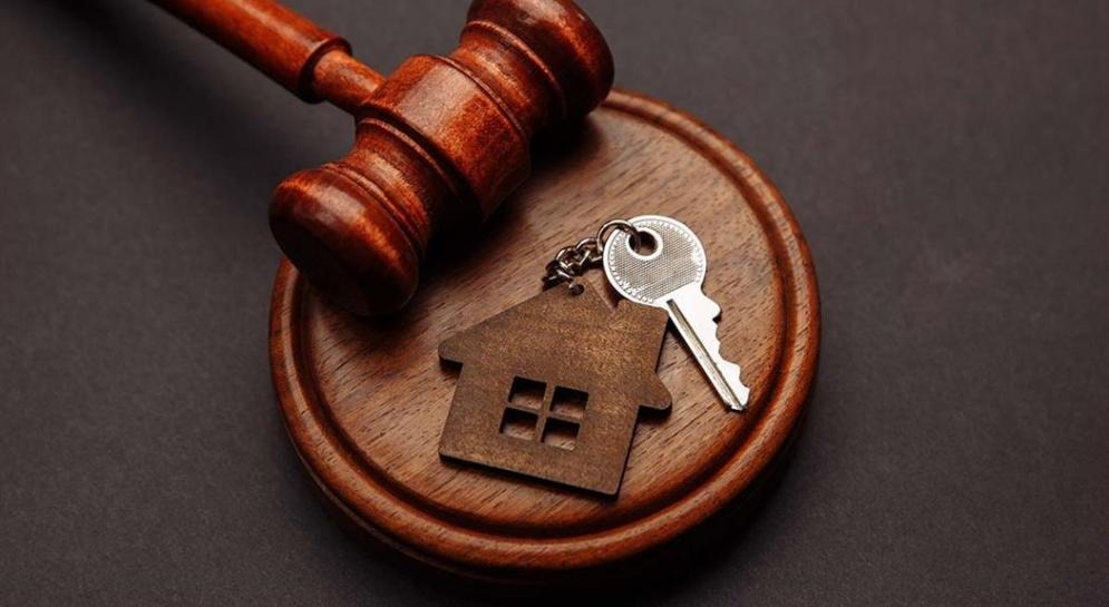 “Η κυβέρνηση ξεσπιτώνει την κοινωνία και τα funds θησαυρίζουν”