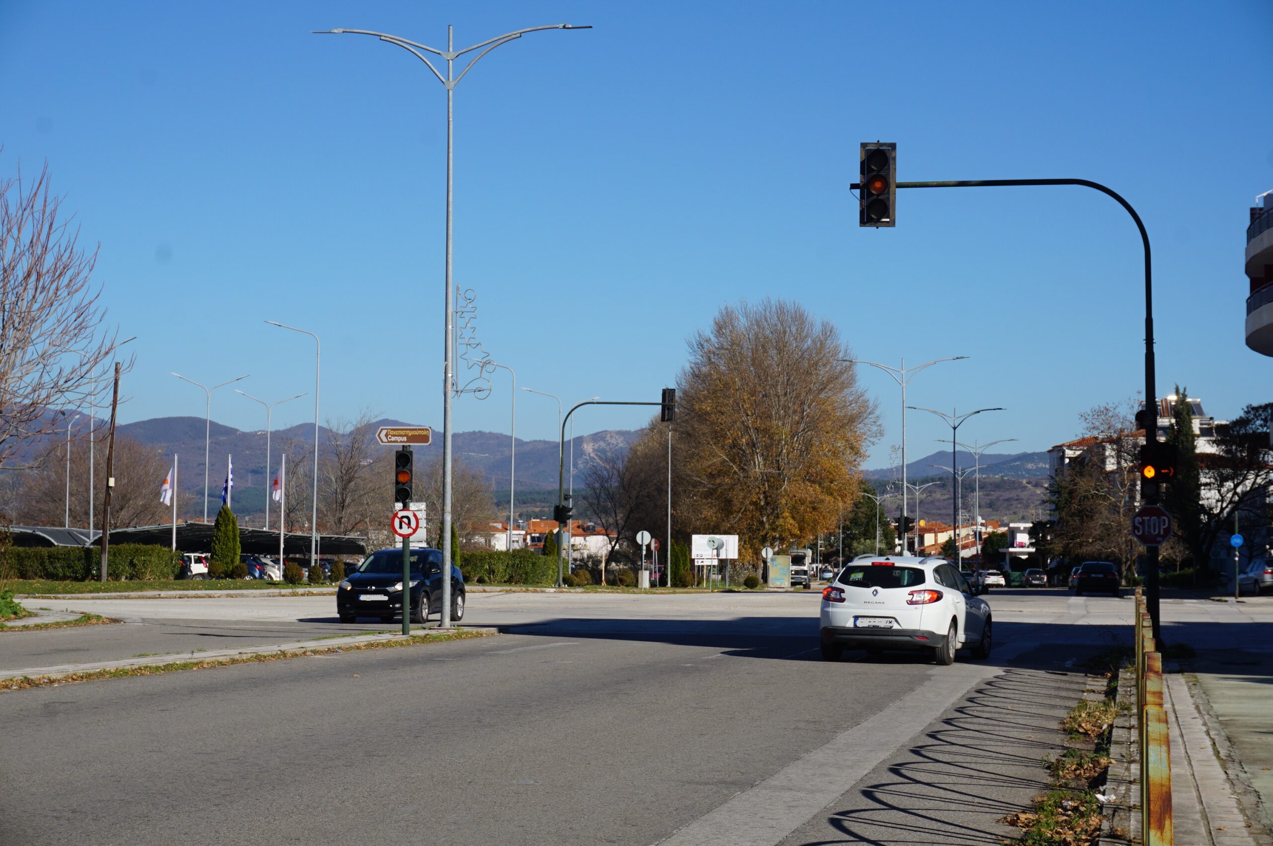 Κομοτηνή: Τεχνική βλάβη στους φωτεινού σηματοδότες μπροστά στο Εμπορικό Κέντρο Kosmopolis Κομοτηνή: Τεχνική βλάβη στους φωτεινού σηματοδότες μπροστά στο Εμπορικό Κέντρο Kosmopolis