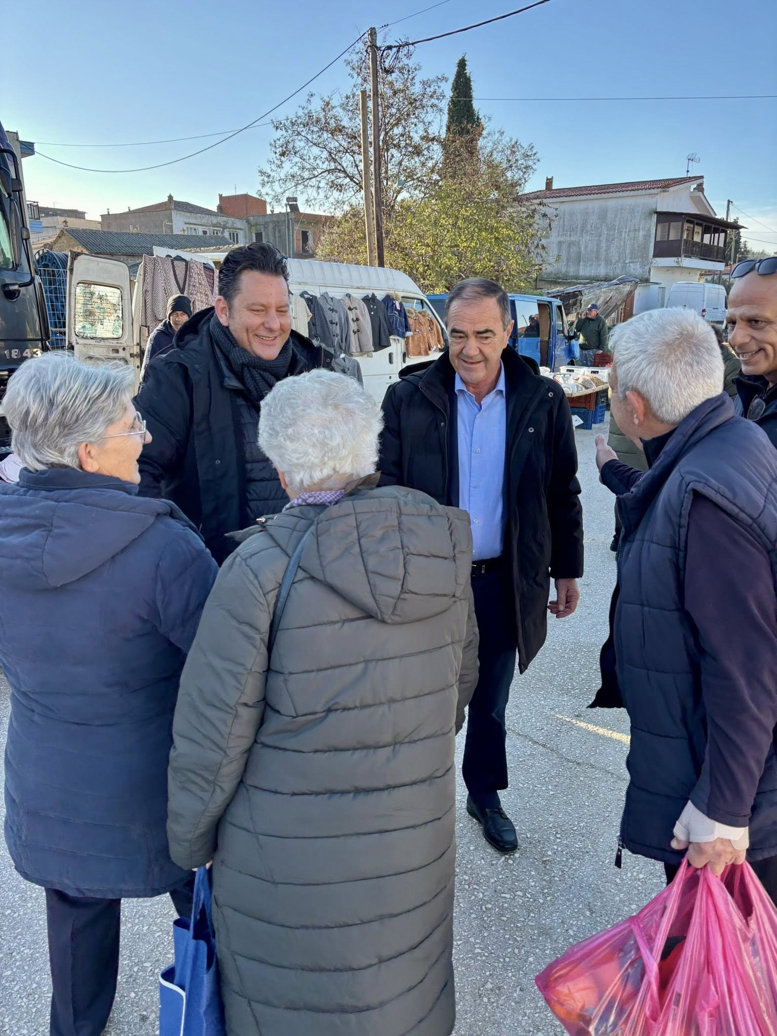 Την αγορά της Ξυλαγανής επισκέφτηκε ο Δήμαρχος Μαρώνειας -Σαπών Απόστολος Ιωάννου, την παραμονή της Πρωτοχρονιάς (φωτος) Την αγορά της Ξυλαγανής επισκέφτηκε ο Δήμαρχος Μαρώνειας -Σαπών Απόστολος Ιωάννου, την παραμονή της Πρωτοχρονιάς (φωτος)