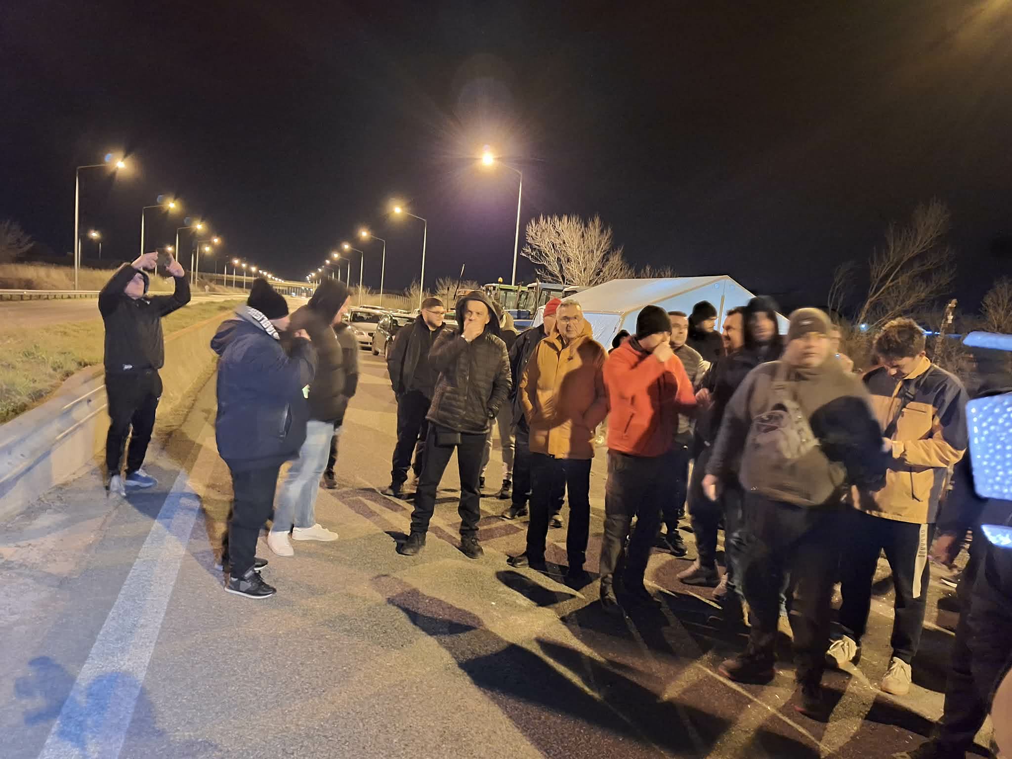 Αποχωρούν αγρότες και κτηνοτρόφοι της Ροδόπης από το μπλόκο της Εγαντίας Οδού Αποχωρούν αγρότες και κτηνοτρόφοι της Ροδόπης από το μπλόκο της Εγαντίας Οδού