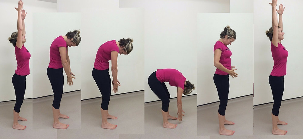 Ποια είναι η  άσκηση Pilates Roll Down των 2 λεπτών,  που βελτιώνει τη στάση του σώματος μετά τα 50