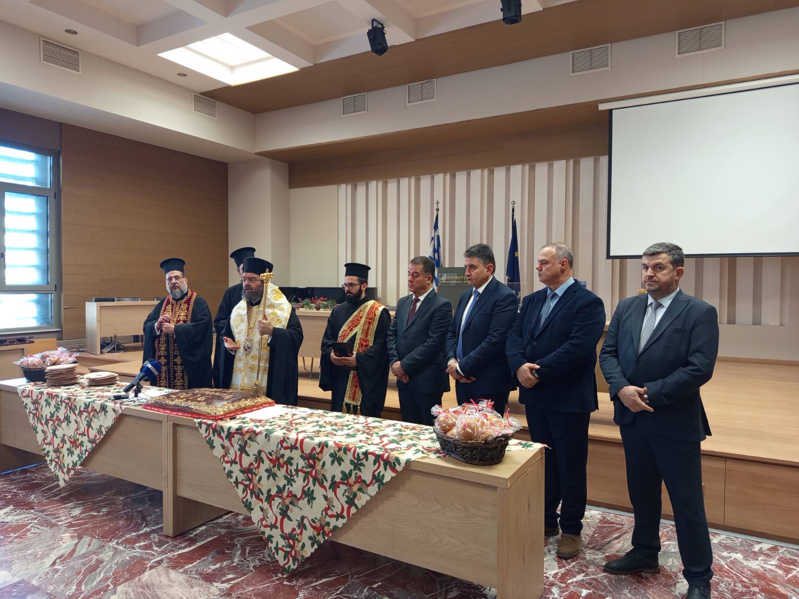 Η Περιφερειακή Ενότητα Ροδόπης έκοψε τη βασιλόπιτά της (φωτος)